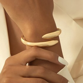 Resim Kadınlar İçin Cesur Açık Bileklik - Minimalist Modern Takı, Günlük ve Resmi Etkinlikler için Şık Aksesuar, Yıl Boyu Zarif İfade Parçası, Geometrik Tasarım, Esnek Kolye, Pürüzsüz Parlak Yüzey 