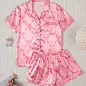 Resim Kısa Kollu Düğmeli Üst ve Şortlu, Kadınlar İçin Uyku Giyimi ve Ev Giyimi İçin Tasarlanmış, Pembe Kurdele Baskılı Pijama Takımı. 