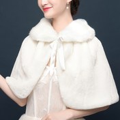 Resim Şık Beyaz Yapay Kürk Şal - Düğünler ve Kış İçin Yumuşak, Sıcacık Rüzgar Geçirmez Gelin Aksesuarı, %100 Polyester Soğuk Hava Törenleri & Resmi Etkinlikler için Zarif Tasarım 