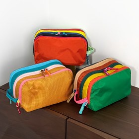 Resim Serotonin Renkli Kozmetik Çantası, Üç Ana Fermuarlı Bölmeli, Günlük Makyaj ve Kişisel Bakım Ürünleri ile Küçük Eşyalar için Taşınabilir Düzenli Saklama 