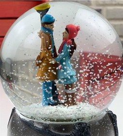 Resim Sokak Lambası Altında Elele Tutuşan Romantik Aşıkla Işıklı Müzikli Kar Küresi 