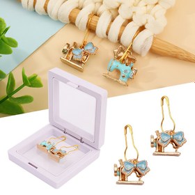 Resim Onbaglst-2 adet Ağır Endüstri Bow Şekilli Tığ, Dikiş Makinesi Şekilli Örgü İşaretçi Tokaları - Metal Örgü İşaretçi Tokaları, Karikatür Örgü İşaretçi Halkaları, Tığ, Quilting ve El Yapımı El Sanatları için Kullanılır - Örgü ve Tığ Yapıcıları için Mükemmel Hediye 