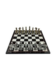Resim Gifthome Premium Battal Boy Metal İşlemeli Klasik Satranç Takımı Ve Katlanır Ceviz Desenli Mdf Satranç Tahtası 43x43 Cm. 