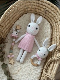 Resim Amigurumi Beyaz Tavşanlı Uyku Arkadaşı Çıngırak Emzik Zinciri Set Organik Oyuncak Pembe 