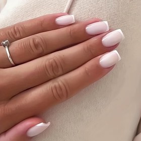Resim Orta Kare Fransız Beyaz Gradyan Basınçlı Tırnaklar - Günlük Zarafet için Parlak Minimalist Tasarım 