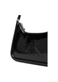 Resim Calvin Klein Kadın Büyük Ck Logolu Kısa Askılı Parlak Deri Siyah Omuz Çantası Lv04f3332g-ub1-12099 Siyah 