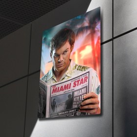 Resim Dexter Miami Star Gazete Sahnesi - Metal Tablo - XL (40x60) / 2 Parça / 1.50 mm / Mıknatıslı Kurulum 