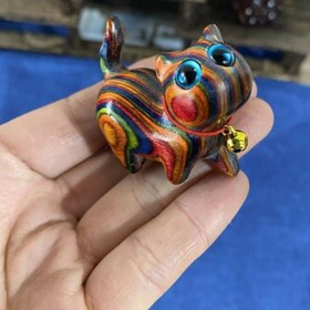 Resim Kediler için harika bir el işi ahşap kediler figürü - Mavi gözlerle sarı etiketli, renkli gökkuşağı desenli, ev ofis masa dekorasyonu için mükemmel, oturma odası, yatak odası, mutfak veya banyo için ideal, kediler severler için harika bir hediye | Sanatsal oyunculuk | Renkli tasarım, kediler dekorasyonu 