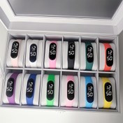 Resim 12 Parça Set, LED Beyaz Işıklı Elektronik Saat, Şık Öğrenci Çiftler İçin, Spor ve Günlük Kullanım, Dokunmatik Ekran M3 Bilezikli Ren Saati 