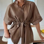 Resim Kadınlar için Zeytin Yeşili Kemerli Kısa Kollu Bluz - Rahat Yaz Gömleği, Ruffled Hem, Düğmeli Yaka ve Bağcıklı Bel Detayı, Hafif Polyester Kumaş, İş veya Rahat Giyim İçin, Bayanlar Bluzları 