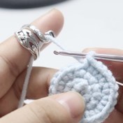 Resim 3 Paket Gümüş Gri Örgü Parmak Yüzükleri, Ayarlanabilir Tığ İğnesi Döngüsü, Başparmak İğnesi Yay Kılavuzu, İğne İşi Yardımı İçin Dikiş El Sanatları Aksesuarları 