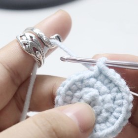Resim 3 Paket Gümüş Gri Örgü Parmak Yüzükleri, Ayarlanabilir Tığ İğnesi Döngüsü, Başparmak İğnesi Yay Kılavuzu, İğne İşi Yardımı İçin Dikiş El Sanatları Aksesuarları 