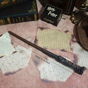 Resim WB HARRY POTTER Dumbledore Metal Wand - Kırmızı ve Siyah Plastik Kılıç, Oymalı Büyülerle, Dayanıklı Şarj Edilmeyen Büyü Kılıcı, Cadılar Bayramı, Noel, Temalı Partiler, Cosplay - Hayranlar İçin Koleksiyonluk Hediye, Temalı Parti Aksesuarı, Klasik Estetik, Detaylı Oyma 