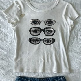 Resim Kadınlar için Dar Kesim Büyük Beden Siyah & Beyaz Gözlük Baskılı T-Shirt - Geometrik Desenli Günlük Şık Üst, Orta Esneklikte Makinede Yıkanabilir Her Mevsime Uygun Tişört, Bayan Tişörtleri, Rahat Tarz, Modern Tişört, Konforlu Kumaş, Baskılı Bluz, Günlük Giyim, Trendy Üst, Nefes Alabilen Kumaş, Şık Bluz, Moda Severler İçin 