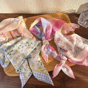 Resim Kadın Çiçek Desenli Kumaş Başörtüsü - Rahat Stil Üçgen Bandana - Çok Yönlü Saç Aksesuarı - Hafif Seyahat Güneş Kremi Şalı - Çanta Dekorasyonu İçin Şık Eşarplar - 1 Adet 