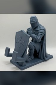 Resim Genç 3D Tapınak Şövalyesi Telefon ve Tablet Tutucu | Diz Çökmüş Şövalye Standı | Orta Çağ Temalı 