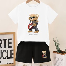 Resim Erkek çocukları için günlük ve açık hava giyimine uygun, yuvarlak yakalı, ayı grafikli kısa kollu tişört ve elastik bel şorttan oluşan, çabuk kuruyan ve kırışmaya dayanıklı kumaştan yapılmış rahat bir takım. 