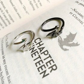 Resim Ayarlanabilir Ejderha Binici Kanat Yüzükleri - Siyah ve Gümüş Çinko Alaşımlı - Günlük ve Parti Giyiminde Mükemmel - Dramatik Ejderha Sanatı ile Benzersiz Kitap Tasarımı 