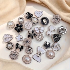 Resim 24'lü Paket Mini Beyaz Emaye Broş Düğmeler & Metal Güvenlik Pimi Şal Klipsleri - Kadın Gömlekler, Kazaklar, Elbiseler, Ceketler için Çiçek, Kalp, Yıldız, Fiyonk, İnci & Yaprak Tasarımlar - Dekoratif Yaka Tokaları, Giysi Süslemeleri, Plastik Süslemeler, Kazak Dekorasyonu, Hafif Pinler, Moda Aksesuarları, Koleksiyoncular İçin 