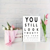 Resim 1 Adet Komik Doğum Günü Kartı - 20. Yaş Şakası - Minimalist Göz Testi Zarflı - Arkadaşlar, Erkekler, Kadınlar ve İş Arkadaşları İçin - Parti Dekorasyonu - Zarf Dahil - Pil Gerekmez - Eğlenceli Tasarım, Canlı Baskı Kalitesi, Ofis Kutlaması, Yüksek Kalite Kağıt, Erkek ve Kadınlar İçin 