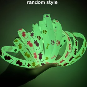 Resim 4 Adet Karanlıkta Parlayan Zilli Kedi Tasmaları, Rastgele Stillerde Kaybolmayı önleyen Evcil Hayvan Boyun Bandları, Çıkarılabilir Büyük Kapalı Alan Kedisi Yaka, İç Mekan İçin Elastik ve Esnek Güvenlikli Fiyonklu Pürüzsüz Desenli Şeffaf Gece Görünümünde Dayanıklı Pet Kolye 