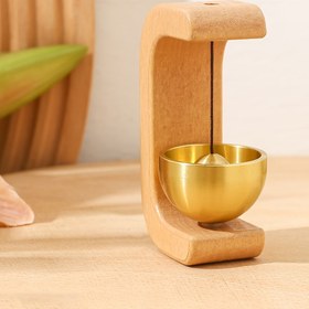 Resim Evde sergilemek için bir bronz ve katı ahşap kapı zili dekoratif parça. 