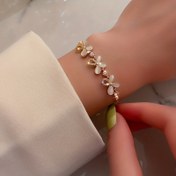 Resim Parlak Kübik Zirkonya ve Kedi Gözü Taş Ayrıntılarıyla Şık Altın Tonlu Kelebek Bilezik, Ayarlanabilir Bakır Zincir Bağlantısı - Kadınlar için Şık Günlük Takı, Kelebek Takı 