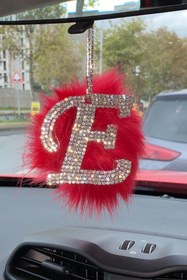 Resim Arabasına Aşıklar Kulübü Taşlı Dikiz Ayna Kolye Aksesuarı Kırmızı Tüylü E Harfli 