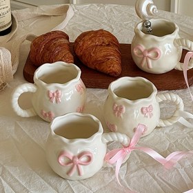 Resim Pastel Pembe Kurdele Desenli Şık Seramik Kahve Fincanı - Zarif Masa Düzeni, Doğum Günü, Ev Ziyareti veya Hediye - Sıcak İçecekler için Dayanıklı Seramik Yapı - Kadınlar ve Özel Günler için Dekoratif Mutfak Eşyası, Kahve Tutkunlarına Özel Hediye, Yalancı Kenarlı Fincan, Dekoratif Düğüm Motifi 