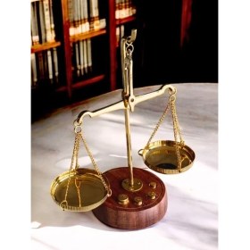 Resim Dekoratif 3’lü Ofis Masa Seti Pirinç Terazi, Manyetik Kum Saati ve Metal Dünya Küresi Premium Hediye 