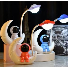 Resim Coverzone Ayda Oturan Astronot Tasarımlı Masa Ve Gece Lambası Dekoratif Hediyelik Çalışma Ve Çocuk Odası 