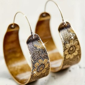 Resim Günlük kullanım için Vintage Boho Çiçek Oymalı Alaşım Halka Küpeler, Demir Kulak İğnesi, Tüy Değil 