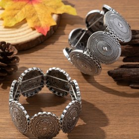Resim Bohemian Batı tarzı retro minimalist geometrik oymalı çinko alaşım elektro kaplama antika gümüş renkli esnek bileklik. Kadınlar için sonbahar, kış, günlük kullanım ve tatillerde uygun 