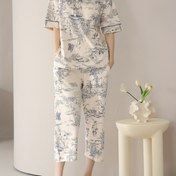 Resim İlkbahar ve sonbahar için bayan pijama takımları, düz baskılı yuvarlak yaka kısa kollu üst ve üç çeyrek uzunluğunda pantolon içerir. Rahat ve yumuşak ev kıyafeti olan iki parçalı bir set 