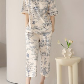 Resim İlkbahar ve sonbahar için bayan pijama takımları, düz baskılı yuvarlak yaka kısa kollu üst ve üç çeyrek uzunluğunda pantolon içerir. Rahat ve yumuşak ev kıyafeti olan iki parçalı bir set 