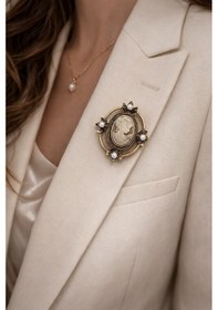 Resim Vintage Cameo Kadın Figürlü Metal Broş İnci Detaylı Antik Gold Çerçeve Tasarım Açık Gri 