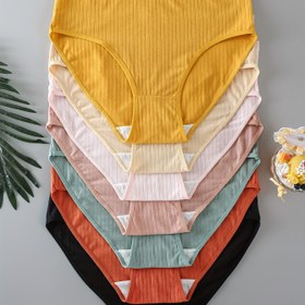 Resim 7 adet farklı renkli büyük beden kadın iç çamaşırı paketi, büyük bedenler ve hafta temalı tasarımlar içerir. 