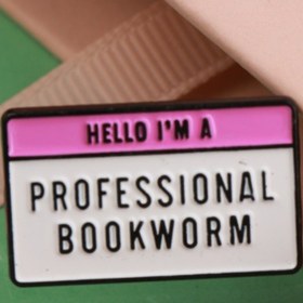 Resim 1 adet "Merhaba Ben Profesyonel Kitapseverim" Emaye Pini - Kitap Severler için Renkli Metal Badje, Okuma Tutkunları için İdeal Hediye, Sırt Çantaları, Şapkalar ve Giysiler Dekorasyonu için Mükemmel, Harika Tatil Aksesuarı Hediyesi, Kitap Severleri için Hediye 