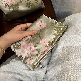 Resim Yeşil Çiçekli Makyaj Çantası, Pembe Çiçekler & Yeşil Yapraklar - Öğrenciler, Seyahat veya Günlük Kullanım için Çok Yönlü Uzun Cüzdan, Telefon Kılıfı ve Kalem Kutusu - Polyester Malzeme, Sadece Elde Yıkama, Öğrenci Çantası | Çiçek Deseni | Güvenli Fermuar Kapatma, Makyaj Seyahat Çantası 
