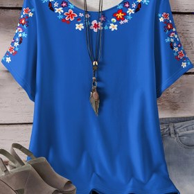 Resim Kadınların Büyük Beden Çiçek Desenli T-Shirt - Renkli Çiçeklerle Canlı Yaz Üstü, Günlük Kısa Kollu Yuvarlak Boyun, Hafif Polyester, Mavi Beyaz ve Kırmızı Detaylar ile, Günlük Giyim için Mükemmel, Bayan T-Shirt 