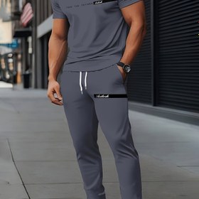 Resim Erkekler için rahat spor 3D baskı harf grafik tişört ve pantolon takımı - Gri polyester, dört mevsim giyim, normal fit, beyaz spor ayakkabı, rahat kıyafet|Grafik baskı üst|Esnek kumaş 