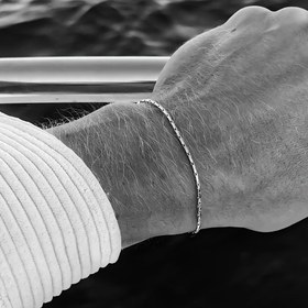 Resim Her gün giyilebilecek ve çok yönlü aksesuarlar için mükemmel, paslanmaz çelikten yapılan şık ve minimalist unisex bilezik. 