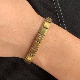 Resim Güneş ışığından korunan, mavi takı detayıyla süslenmiş, altın tonlu paslanmaz çelik kötülük göz bileziği - Hipoalerjenik, esnek, günlük kullanım ve partiler için uygun, göz koruma şansı 