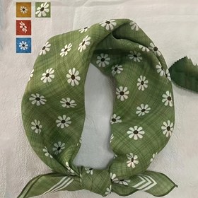 Resim 55x55 cm Hafif Poliester Kare Eşarp - Zeytin Yeşili Üzerinde Beyaz Papatyalarla Şık Çiçek Desenli, Makinede Yıkanabilir Çok Amaçlı Kadın Bandanası, Dış Mekan Moda Aksesuarı, Dekoratif Atkı | Olgun Estetik | Poliester Kumaş, Saç Atkısı 