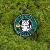 Resim Sevimli Kahve Kedi Zımba - Eğlenceli Beyaz ve Siyah Çizgili Kedi ve Sarı Bardak Tasarımı ile Metal Yıldız, Punk İlhamlı Takılar, Kahve Sevgeni Hediyeleri, Kahve Bar Aksesuarları için Mükemmel | Kedi Kahve Tasarımı | Dayanıklı Alaşım 