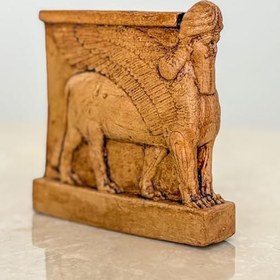 Resim Asur Lamassu Heykeli - Antik Mezopotamya Koruyucu Figür Replikası - Boğa Başlı Kanatlı Lamassu - El Yapımı Mitolojik Dekorasyon 