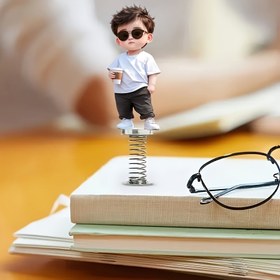 Resim 2D Akrilik Araç Gösterge Paneli Dekoru - Moda Gözlüklü Trend Erkek ve Kahve Bardaklı Bahar Tabanlı, Dayanıklı Elektriksiz Araç İçi Aksesuarı, Arkadaşlar, Meslektaşlar, Araba Tutkunları İçin Benzersiz Hediye, Üniversite Stili Figür Heykel, 2D Düz 
