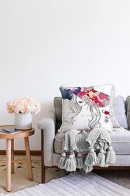 Resim RealHomes Fashion Girl Şapka Çift Taraflı Özel Tasarım Dijital Baskılı Raşel Örme Kırlent Kılıfı, Sonil-K-5078-55x55cm 