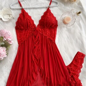 Resim Şık ve romantik pijama takımı, tek renk dantel camisole ile eşleşen uyumlu dantel külot. V yaka tasarımı zarif bir boyun hatı vurgularken, narin çiçek desenler yumuşaklık katar. Fırfır etekli kenar ve ön plise detaylar rahat bir uyku atmosferi yaratmak için mükemmel 