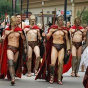 Resim Erkekler için Roma Askeri Kostüm Maskesi - Cosplay, Festivaller ve Cadılar Bayramı için Plastik Korku Maskesi - Kırmızı Tüyler ve Altın Vurgularla Orijinal Roma Askeri Tasarımı 